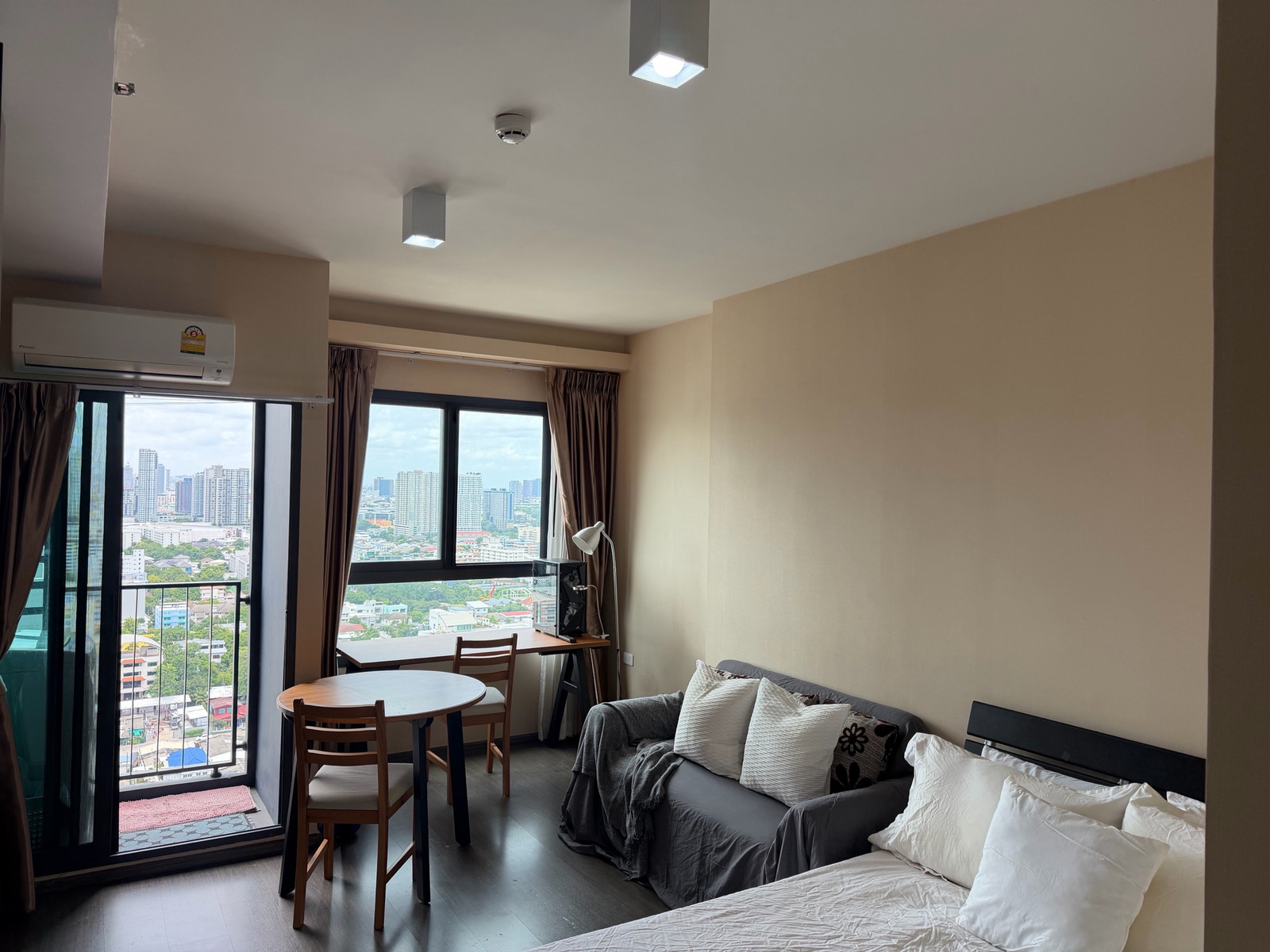 For rent Ideo Sukhumvit 93, high floor room, best price in the building, only 13,000 baht/month.