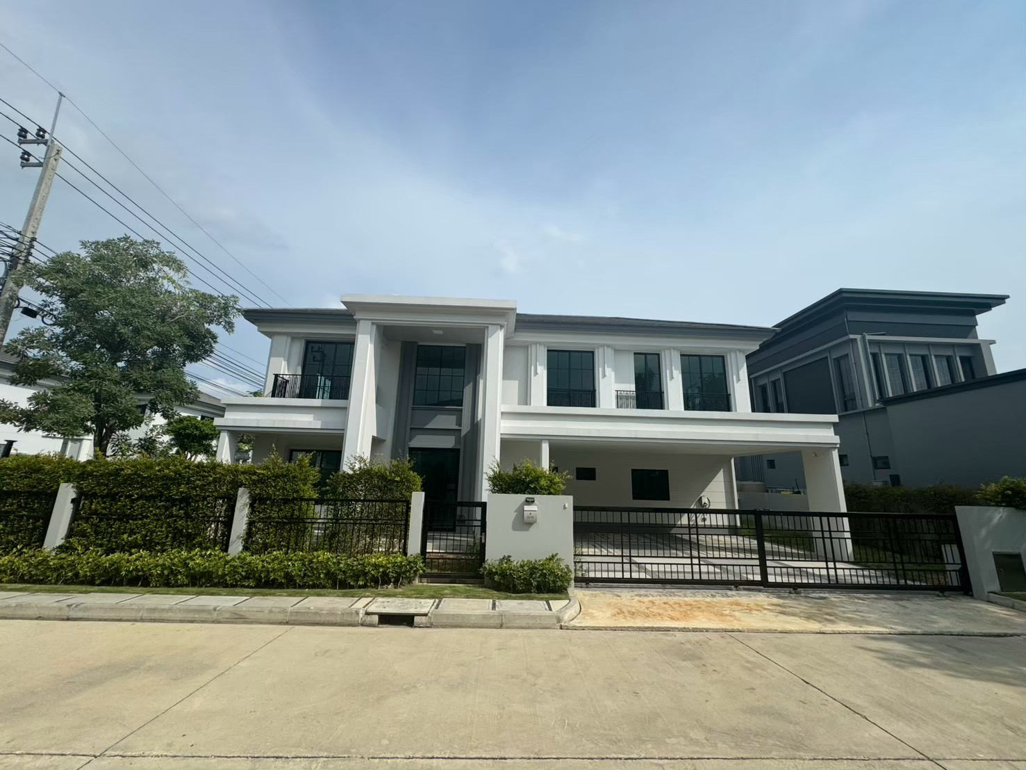 Single house for sale, Setthasiri Serithai, corner plot, next to garden, 5 bedrooms, 92.7 sq m, 22.9 million, make an appointment to view the actual house every day. Call now:095-889-4978