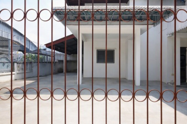 เมืองนครปฐม ให้เช่าบ้านเดี่ยว 2 ชั้น 5 นอน ใกล้ม.ศิลปากร 1 กม. สำนักงานที่ดิน นครปฐม 850 ม.ลำพยา 2 น้ำที่ดิน 130 ตร.วา.โรงจอดรถมีหลังคา – รูปที่ 4