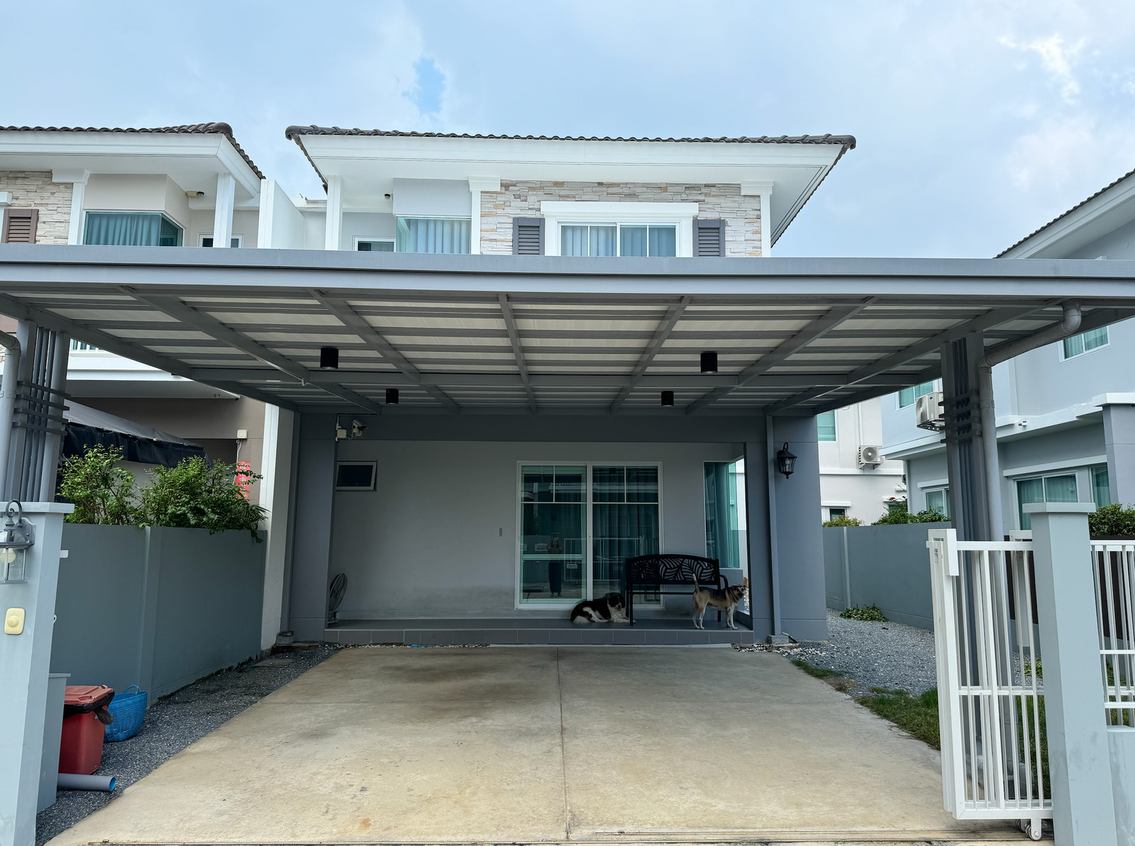 🏡  # โครงการน้ำไม่ท่วม#. ขายบ้านแฝด โครงการวิลลาจจิโอ ประชาอุทิศ 90 บ้านสวย บรรยากาศดี ดูแลดีมากกกก ✨ พร้อมเข้าอยู่ ครัวไฟฟ้าพร้อมใช้งาน บ้านแฝด 2 ชั้น ขนาดกำลังดี เหมาะสำหรับครอบครัวที่กำลังมองหาบ้านพร้อมอยู่ ในโครงการที่มีสิ่งอำนวยความสะดวกครบ