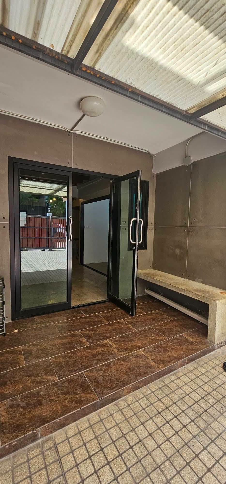 🟢 Townhome for rent, 2 stories, loft style, 35 sq m, parking for 2 cars, suitable for an office or residence, 5 air conditioners + complete electrical appliances. 🟢 Townhome for rent, 2 stories, loft style, 35 sq m, parking for 2 cars, suitable for an office or residence, 5 air conditioners + complete electrical appliances.
