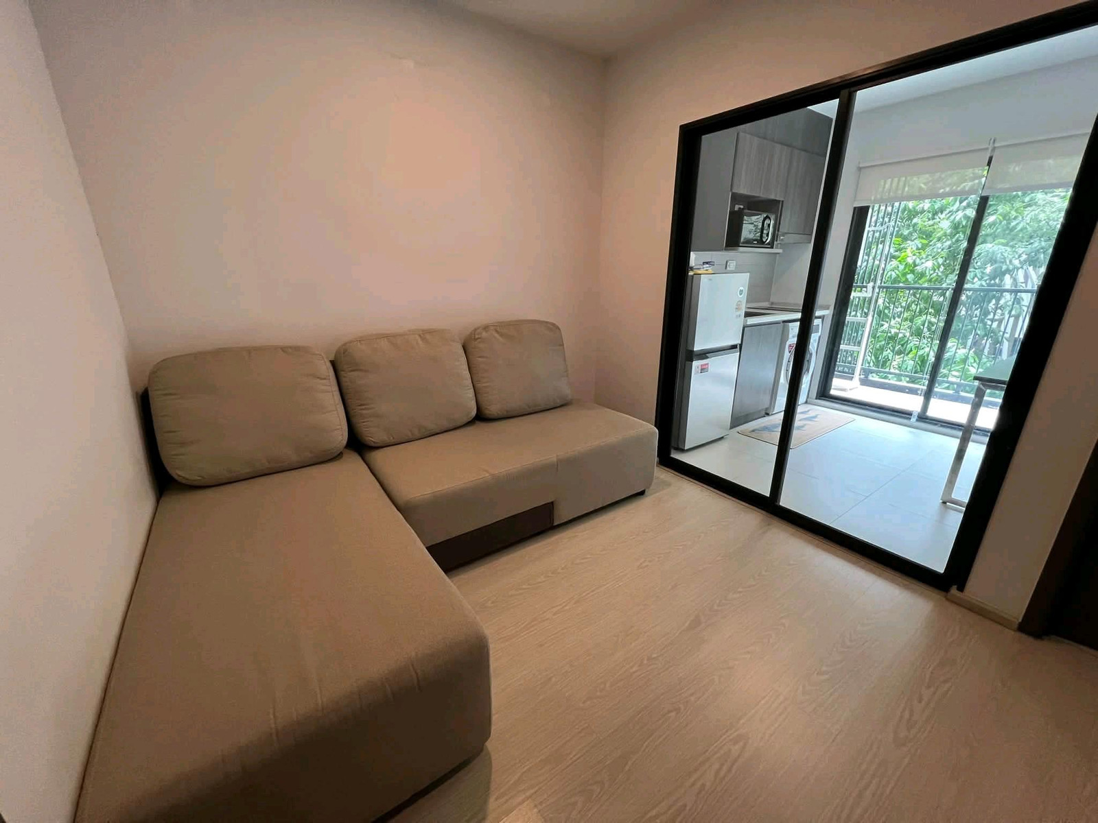 RARE GARDEN VIEW UNIT | ห้องวิวสวน หายาก! 🌳 ห้อง 1 Bedroom วิวสวนสีเขียว บรรยากาศสงบและเป็นส่วนตัว ☀️ ระเบียงหันทิศตะวันออก รับแสงแดดอ่อน ๆ ยามเช้า และไม่ร้อนในช่วงบ่าย 🚝 เดินทางสะดวก ใกล้ BTS อุดมสุข พร้อม Shuttle Bus รับ–ส่ง  – รูปที่ 4