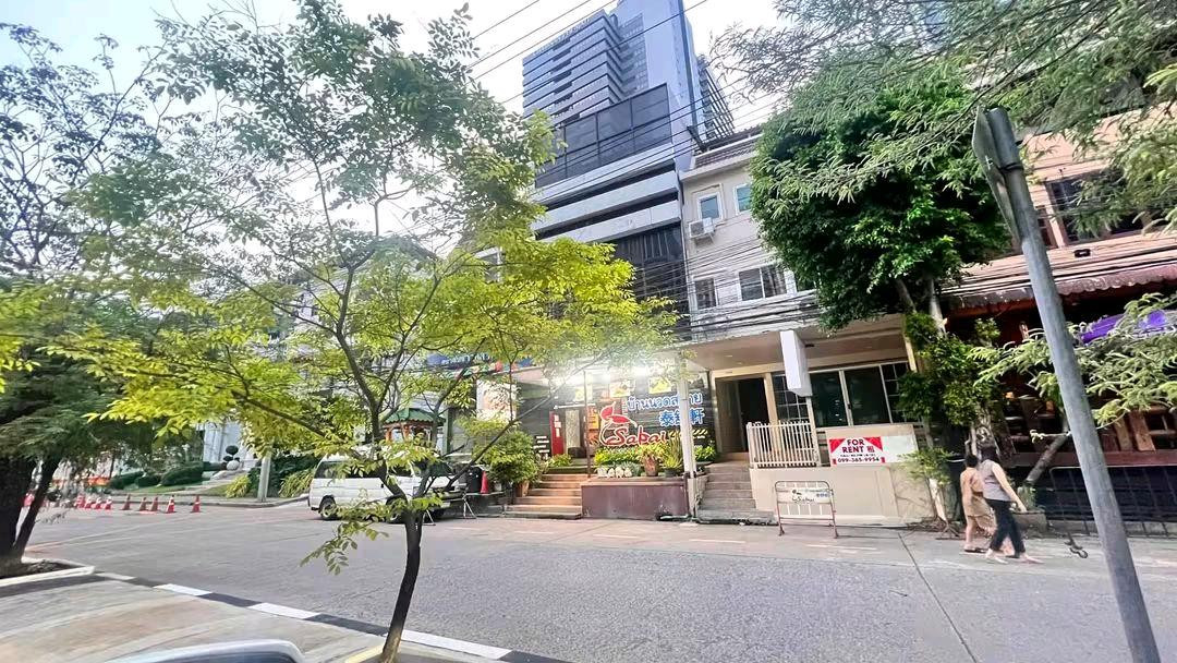 🏢 โฮมออฟฟิศ 4 ชั้น ให้เช่า ✅ พร้อมเข้าอยู่ทันที!   📍 ทำเลทอง ใจกลางพระราม 9 ติดถนนทวีมิตร พระราม 9 ซอย 7 ใกล้สี่แยกอสมท. — เดินเพียง 5 นาที ถึง MRT พระราม 9, G Tower, เซ็นทรัลพระราม 9 และฟอร์จูนทาวน์ ✨ ใกล้ทางด่วน เดินทางสะดวกสุดๆ   💡 เหมาะสำหรับ: สำนั – รูปที่ 3