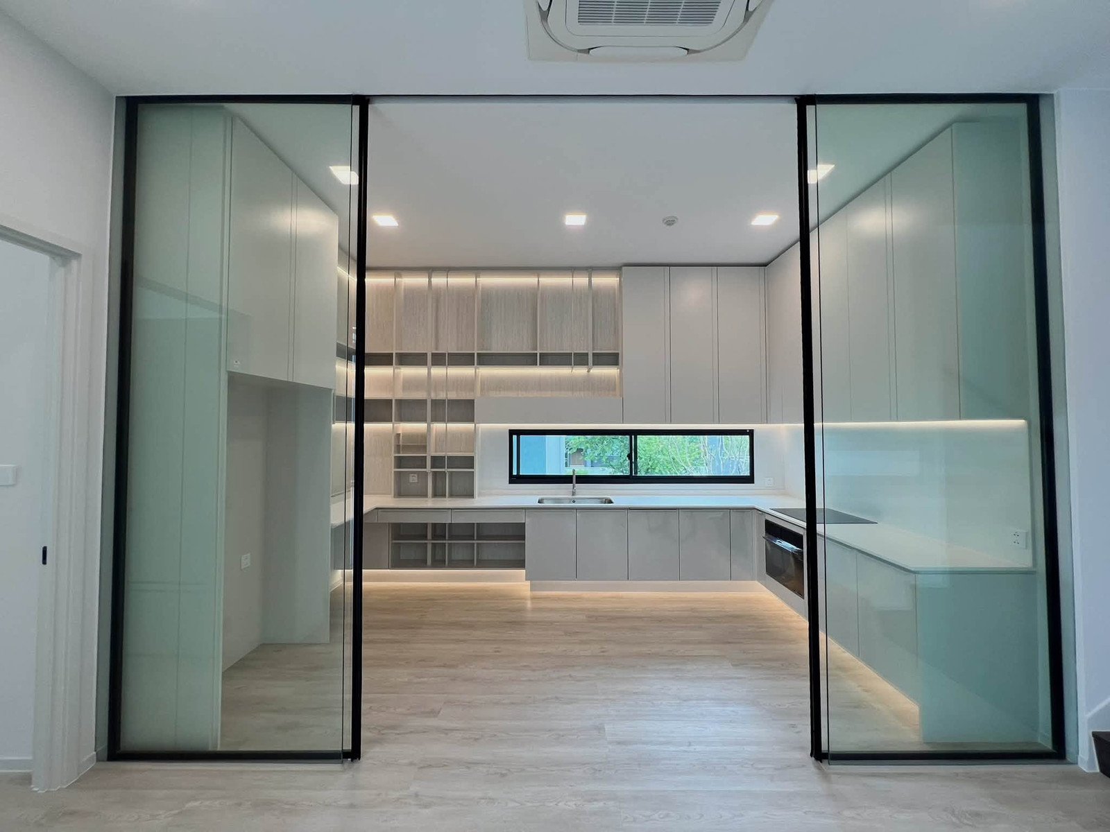 Vive Krungthep Kreetha, 3-story detached house, 81.60 sq m, usable area: 421 sq m, parking for 4 cars - 4 bedrooms - 5 bathrooms.