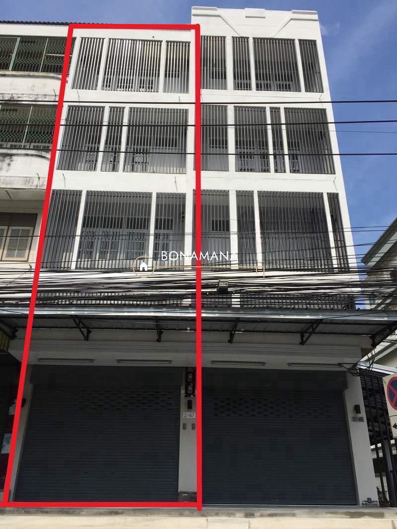 For rent, 4-story commercial building, next to On Nut Road. At the entrance of Soi On Nut 47