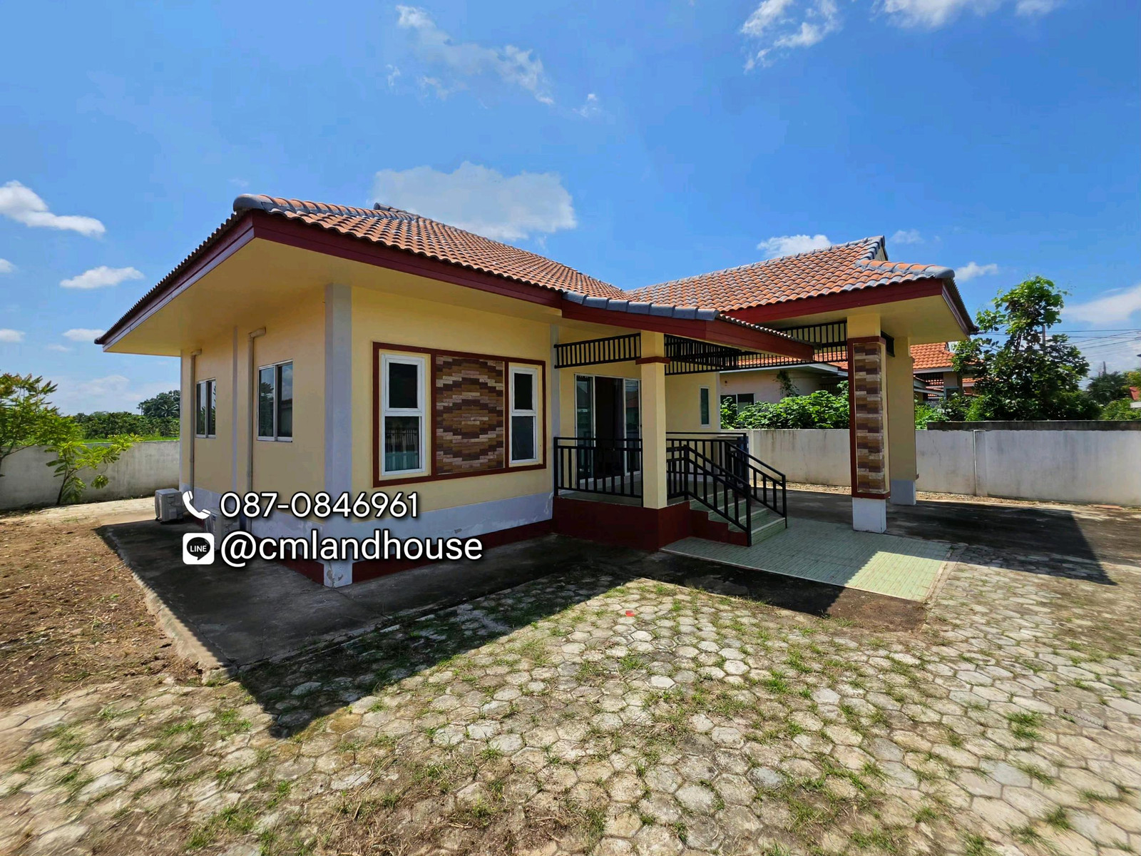บ้านสวย 80 ตรว. อ.สันป่าตอง ใกล้เก๊าไม้ล้านนา 2กม. แยกทุ่งฟ้าบด 2กม.  เข้าซอยจาก ถ.เชียงใหม่-ฮอด(108) 1 กม. ทางตรงไปสนามบิน 24 กม. (ครึ่งชั่วโมง)