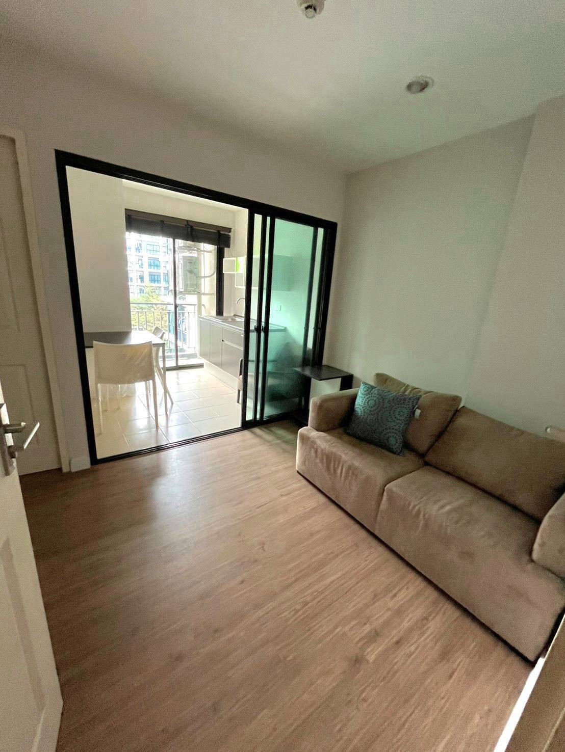 Selling very cheap, Chewathai Ngamwongwan Condo, size 27.79 square meters, 1 bedroom, 1 living room, fully furnished, only 1.28mb.