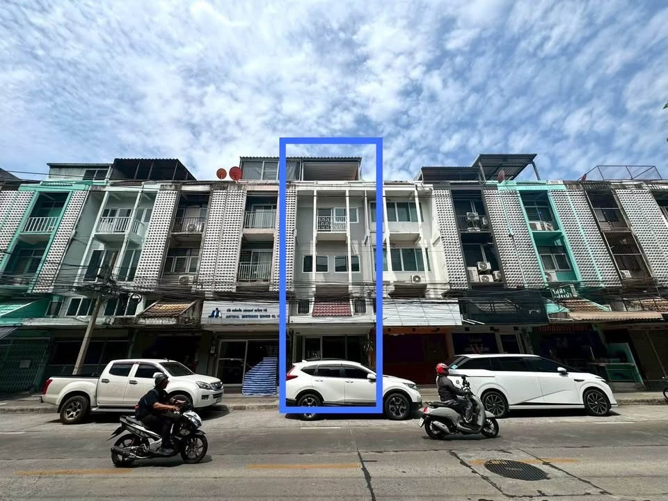HR3826 Shophouse for rent Mengjai-Thiamruammit, newly renovated, 3.5 floors, do business or live, near MRT Cultural Center. HR3826 Shophouse for rent Mengjai-Thiamruammit, newly renovated, 3.5 floors, do business or live, near MRT Cultural Center.