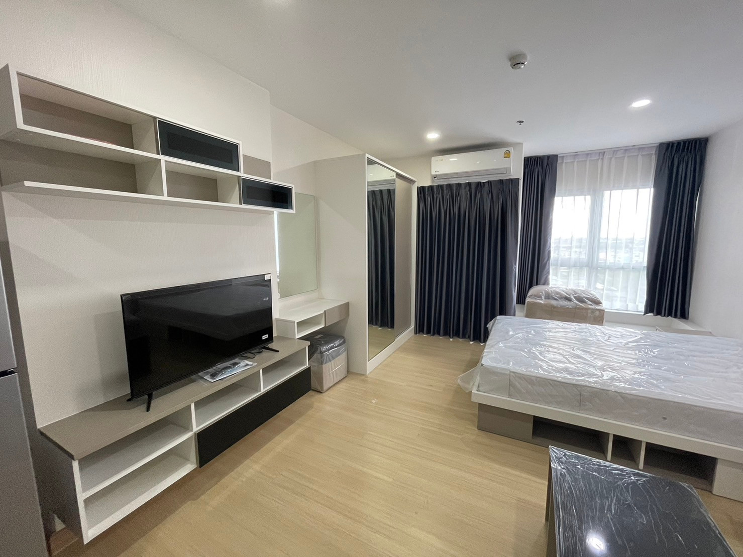 Urgent... For Rent: 10,000 Baht ** Studio Unit ** Code 130991 ** Supalai Veranda Phasi Charoen ** Next to Phasi Charoen BTS/MRT ** 088-398-3835 (Mr. Boat)T Urgent... For Rent: 10,000 Baht ** Studio Unit ** Code 130991 ** Supalai Veranda Phasi Charoen ** Next to Phasi Charoen BTS/MRT ** 088-398-3835 (Mr. Boat)T