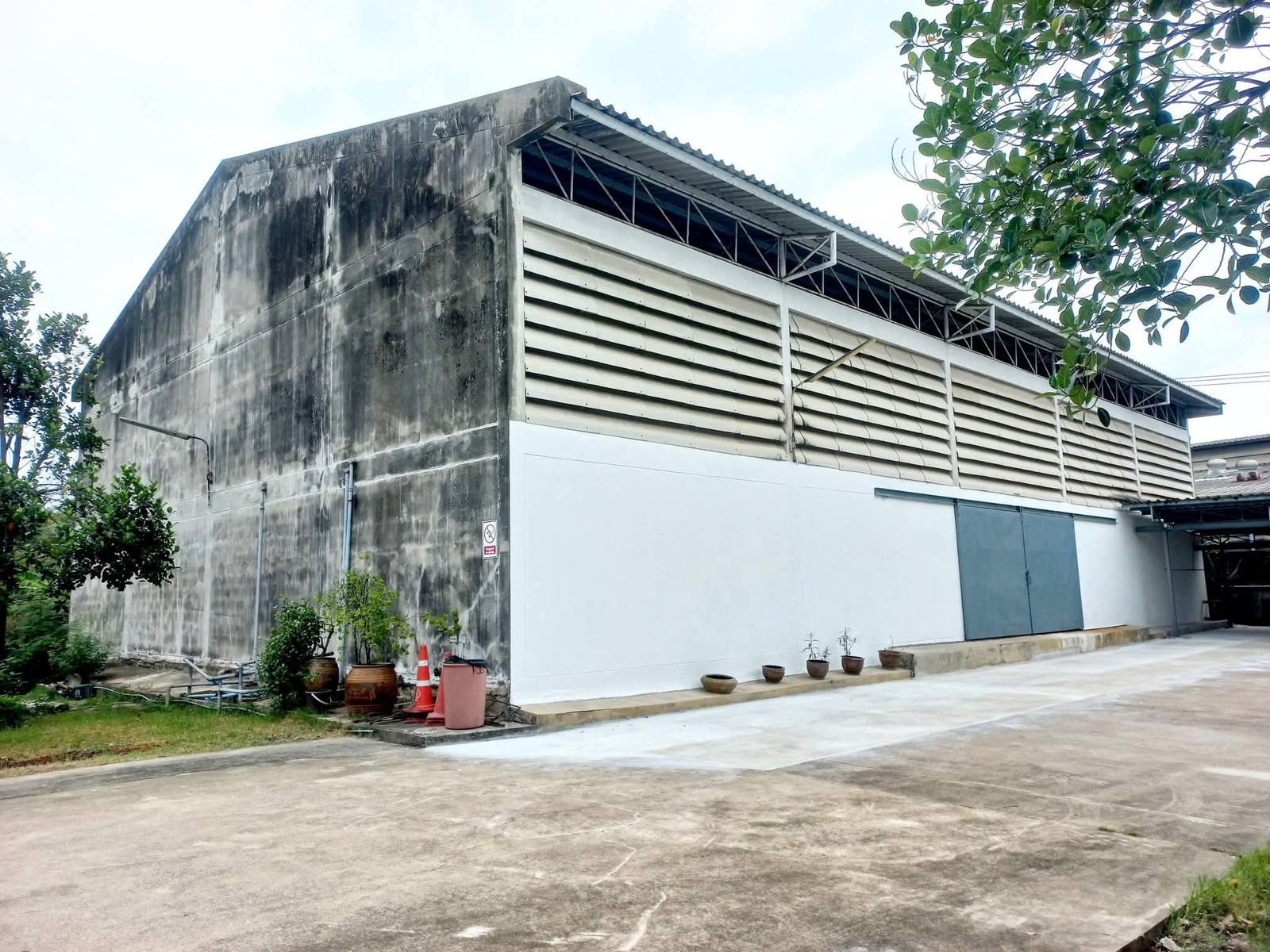 Factory for rent with warehouse + office and staff quarters, total area 1 rai, good location, spacious, open, airy, ready for business. Factory for rent with warehouse + office and staff quarters, total area 1 rai, good location, spacious, open, airy, ready for business.