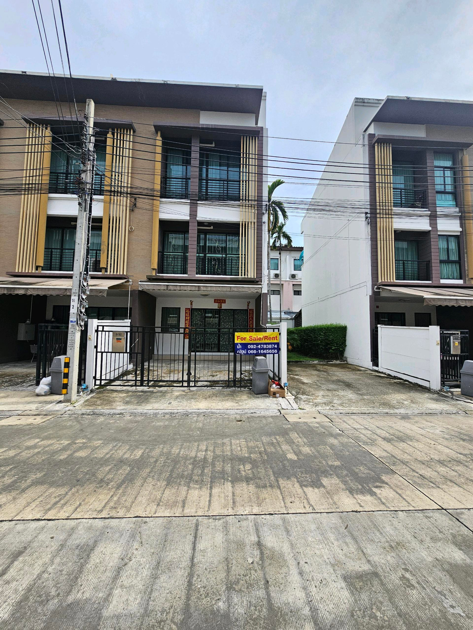 ขาย ทาวน์โฮม 3 ชั้น (หลังมุม) บ้านกลางเมือง กัลปพฤกษ์ ซอยกำนันแม้น ใกล้ ส่วนกลาง หน้าบ้านกว้าง 3 นอน 3 ห้องน้ำ 2 ที่จอดรถ แอร์ 4 ตัว พื้นที่ 18.50 ตรว. หน้าบ้านหันทางทิศเหนือค่ะ ขาย ทาวน์โฮม 3 ชั้น (หลังมุม) บ้านกลางเมือง กัลปพฤกษ์ ซอยกำนันแม้น ใกล้ ส่วนกลาง หน้าบ้านกว้าง 3 นอน 3 ห้องน้ำ 2 ที่จอดรถ แอร์ 4 ตัว พื้นที่ 18.50 ตรว. หน้าบ้านหันทางทิศเหนือค่ะ