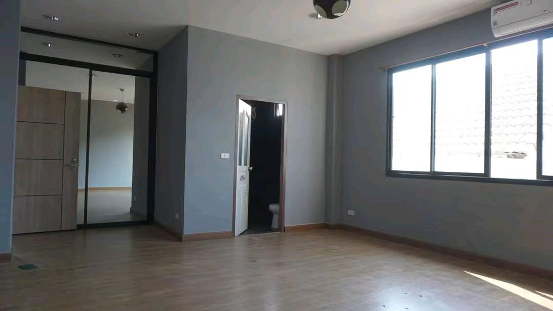 For sale / rent 📢 Rama 2 Road, Sinphachok Village, warehouse + office, 2 floors, waterfront, original structure, steel warehouse. The piles are tight, very strong, ready to move in. Selling price 💰️17.5 million baht 📌 Rental price conditions 💰90,000 / mon – รูปที่ 3