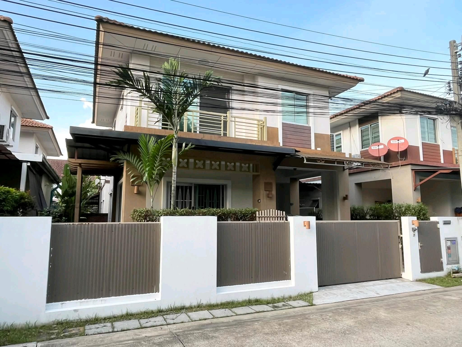 🐶 Accepting no more than 2 small pets, very good location, near Mega Bangna • 🛍️ Mega Bangna about 3 km. / 5–10 minutes, rent 30,000 baht/month 🎉 Special only 28,000 baht/month for tenants who are ready to move in immediately. 🐶 Accepting no more than 2 small pets, very good location, near Mega Bangna • 🛍️ Mega Bangna about 3 km. / 5–10 minutes, rent 30,000 baht/month 🎉 Special only 28,000 baht/month for tenants who are ready to move in immediately.