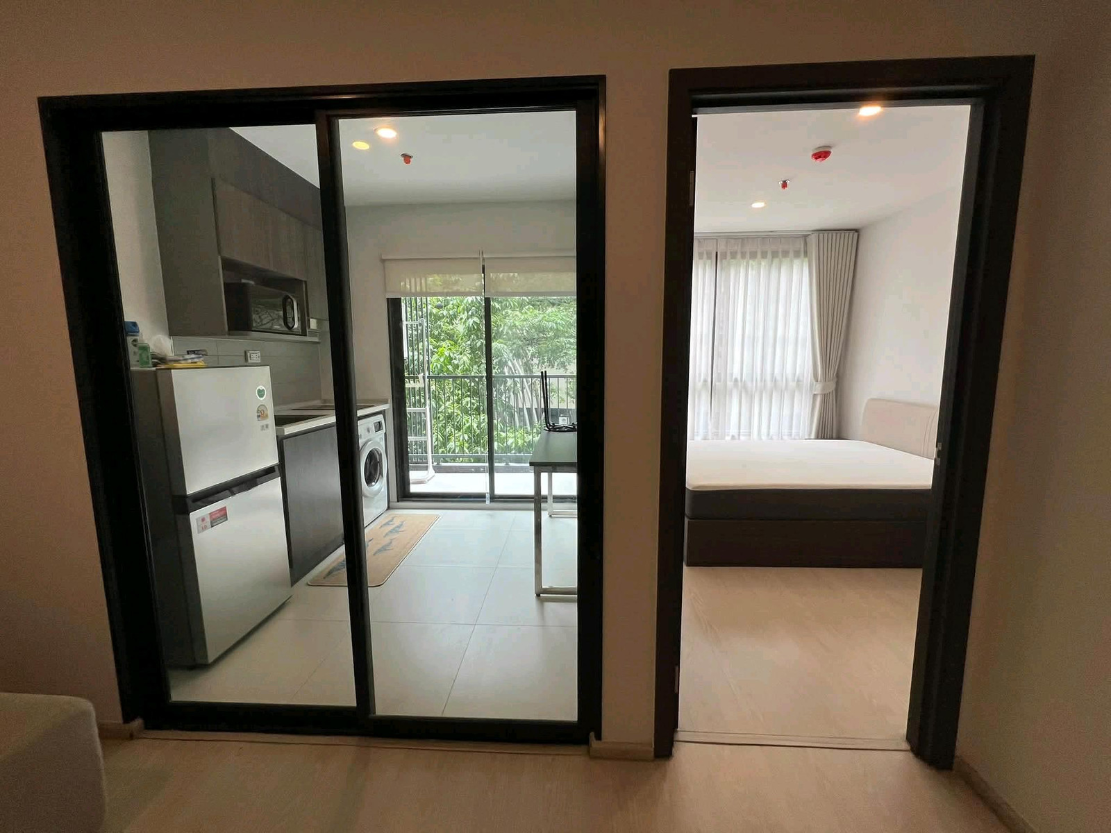RARE GARDEN VIEW UNIT | ห้องวิวสวน หายาก! 🌳 ห้อง 1 Bedroom วิวสวนสีเขียว บรรยากาศสงบและเป็นส่วนตัว ☀️ ระเบียงหันทิศตะวันออก รับแสงแดดอ่อน ๆ ยามเช้า และไม่ร้อนในช่วงบ่าย 🚝 เดินทางสะดวก ใกล้ BTS อุดมสุข พร้อม Shuttle Bus รับ–ส่ง  – รูปที่ 2