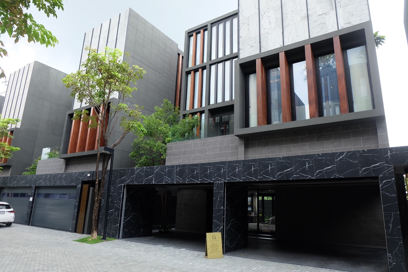 SH090026 House for sale with private elevator and a private swimming pool at Bibury Village Srinakarin near Suan Luang Rama IX Park. SH090026 House for sale with private elevator and a private swimming pool at Bibury Village Srinakarin near Suan Luang Rama IX Park.