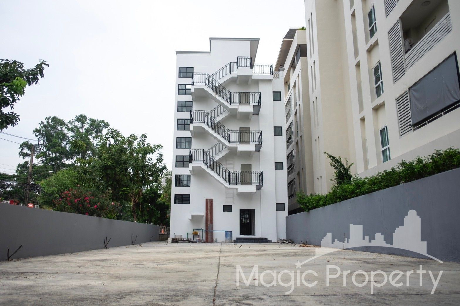 4 Floors Commercial Building For Sale in Town in Town, Phlabphla, Wang Thonglang, Bangkok 4 Floors Commercial Building For Sale in Town in Town, Phlabphla, Wang Thonglang, Bangkok