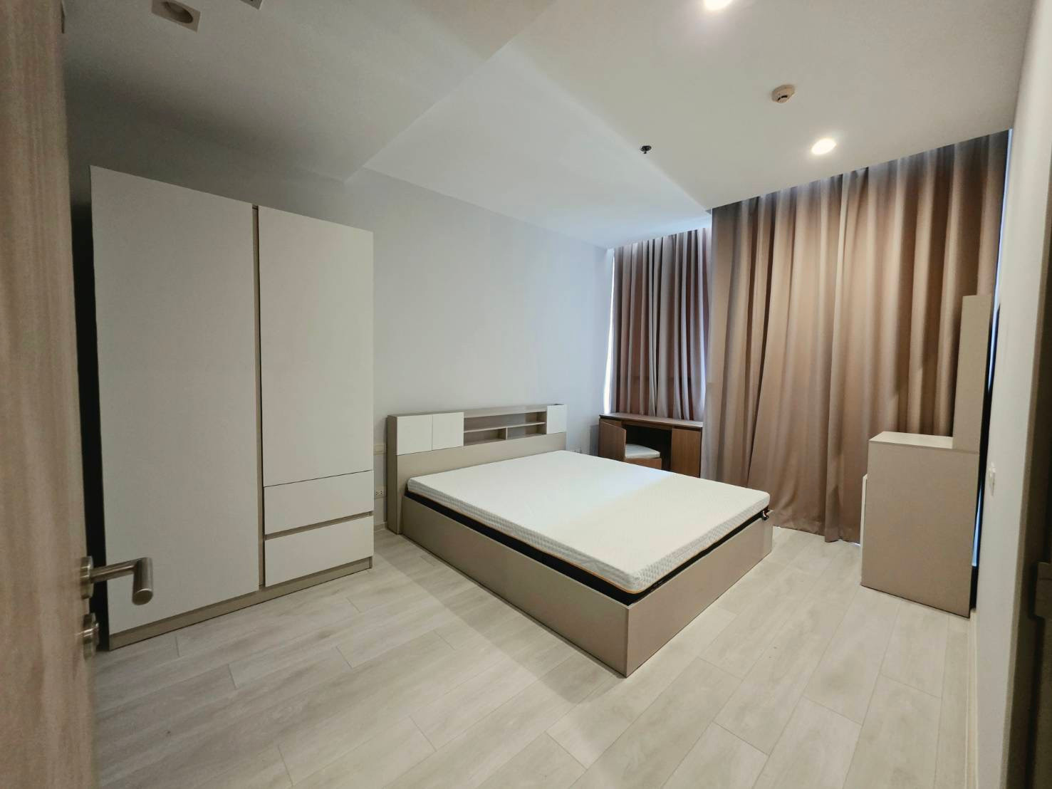 For rent!!! Noble Ploenchit, two bedrooms, city view!!! BTS Ploenchit, ready to move in, 70 sq m, only 50,000 baht/month.