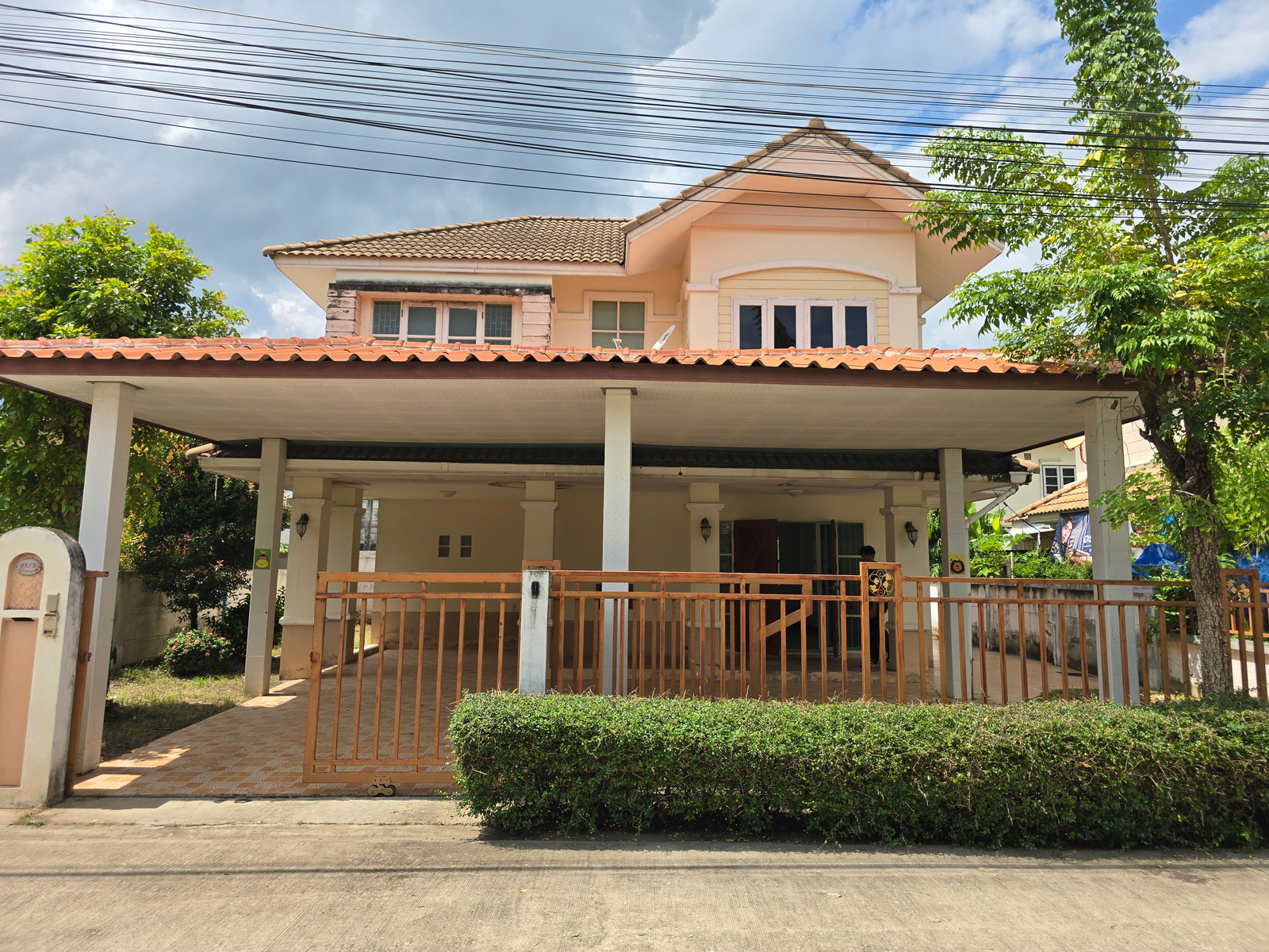 2-story detached house, Grand Ville Garden Home Village, near Wat Thammachak, Phitsanulok Province. 2-story detached house, Grand Ville Garden Home Village, near Wat Thammachak, Phitsanulok Province.