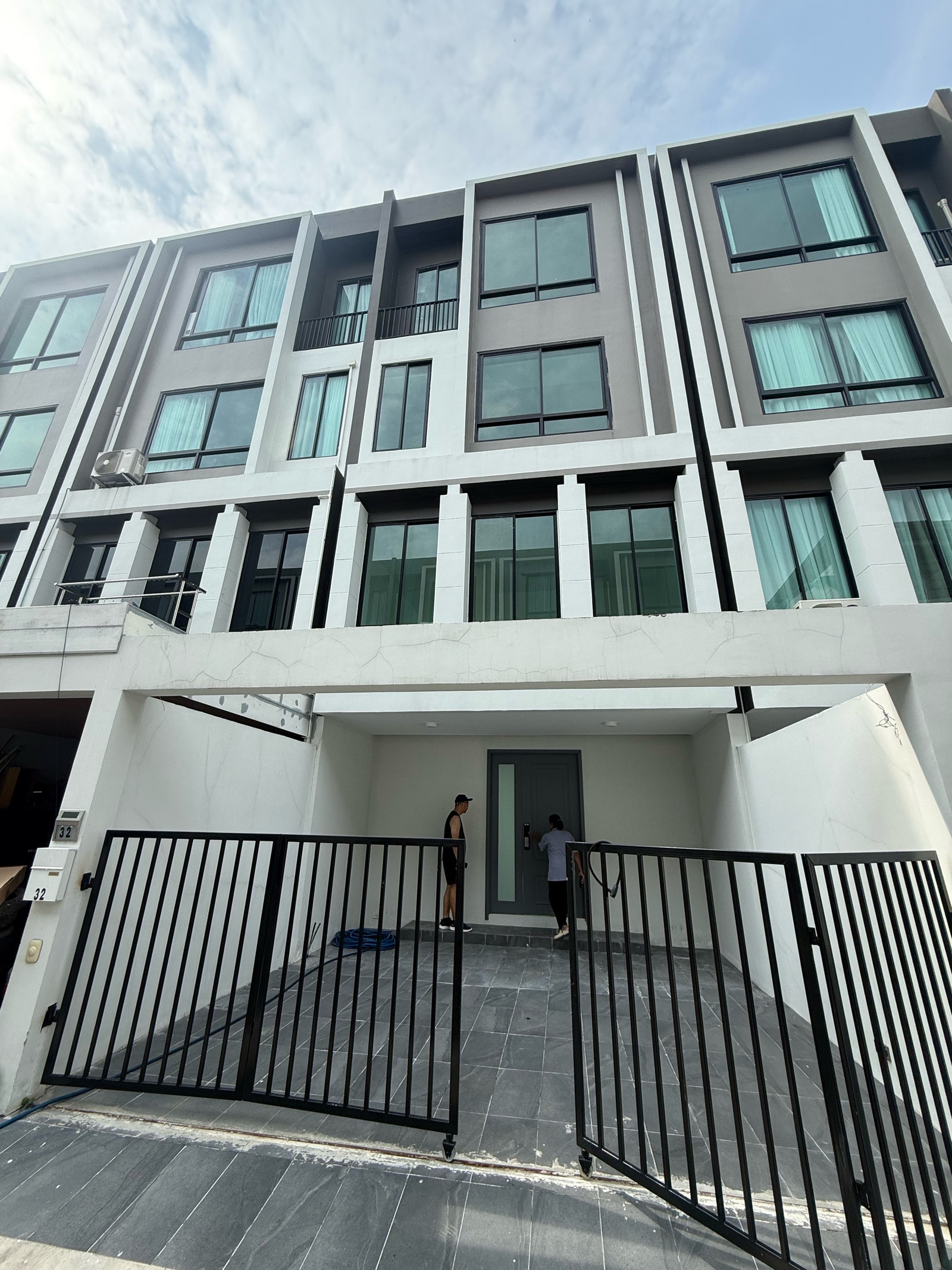 Home office for rent in Soi Charan 75 near Bang Phlat MRT. Home office for rent in Soi Charan 75 near Bang Phlat MRT.