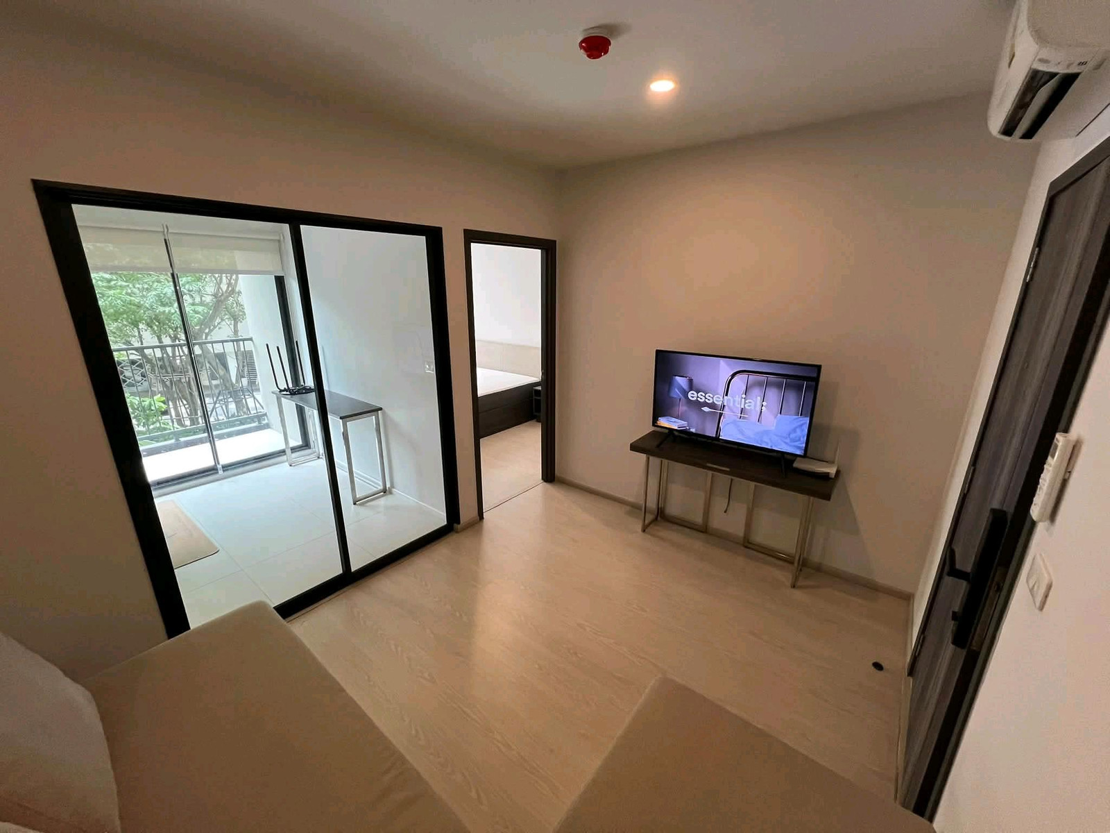 RARE GARDEN VIEW UNIT | ห้องวิวสวน หายาก! 🌳 ห้อง 1 Bedroom วิวสวนสีเขียว บรรยากาศสงบและเป็นส่วนตัว ☀️ ระเบียงหันทิศตะวันออก รับแสงแดดอ่อน ๆ ยามเช้า และไม่ร้อนในช่วงบ่าย 🚝 เดินทางสะดวก ใกล้ BTS อุดมสุข พร้อม Shuttle Bus รับ–ส่ง  – รูปที่ 3