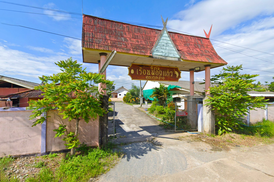 Dormitory for sale, Phan District, Chiang Rai, over 4 rai, ready to continue business. Near Phahon Yothin Road, only 150 meters. Dormitory for sale, Phan District, Chiang Rai, over 4 rai, ready to continue business. Near Phahon Yothin Road, only 150 meters.