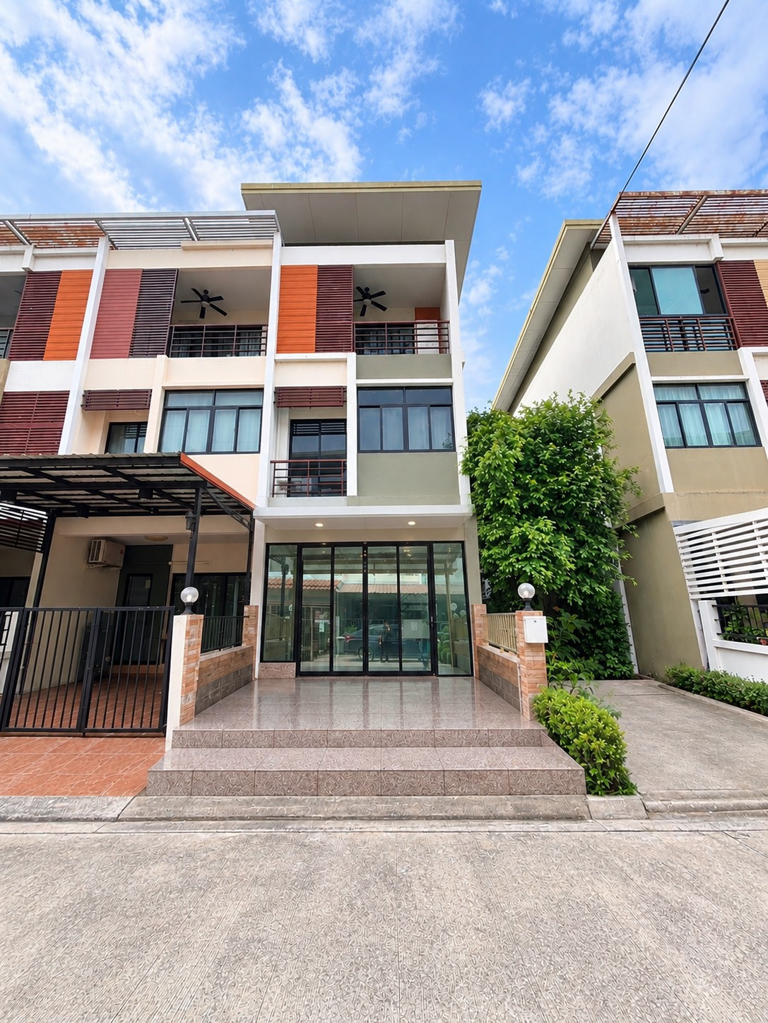 ขายทาวน์โฮม 3 ชั้น หมู่บ้าน Six nature กัลปพฤกษ์ รีโนเวทใหม่ ราคาถูกที่สุดในโครงการ ขายทาวน์โฮม 3 ชั้น หมู่บ้าน Six nature กัลปพฤกษ์ รีโนเวทใหม่ ราคาถูกที่สุดในโครงการ