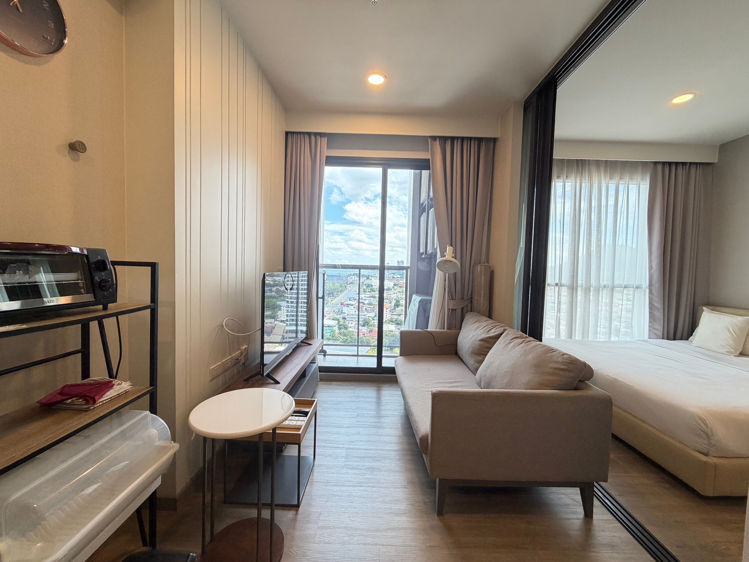 KEEN Centre Sriracha: Condo for rent on the 21st floor, featuring city and sea views; located right next to Sukhumvit Road. KEEN Centre Sriracha: Condo for rent on the 21st floor, featuring city and sea views; located right next to Sukhumvit Road.