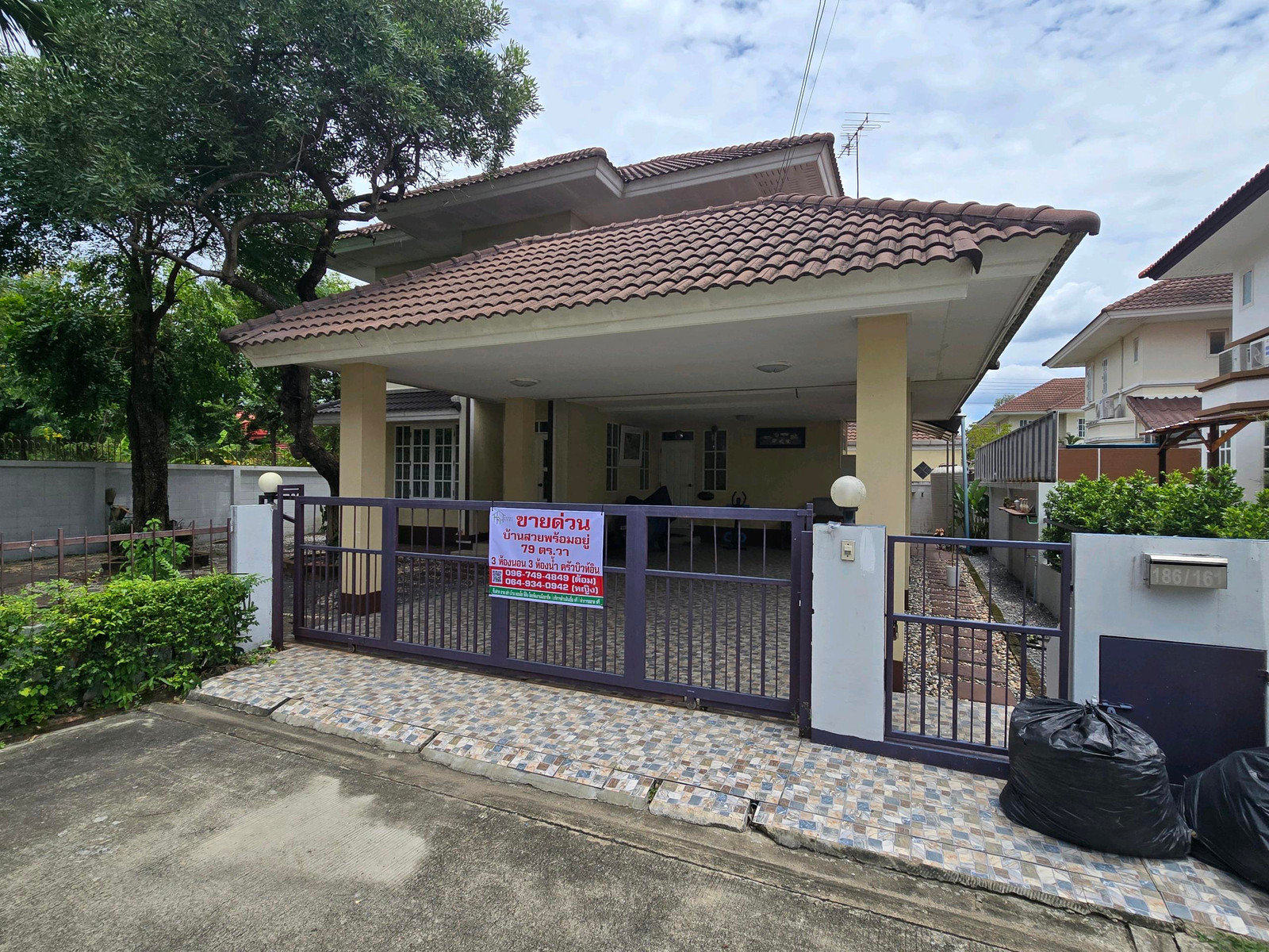 บ้านเดี่ยวหลังใหญ่(หลังมุม) ทำเลดีมาก เดินทางมหิดลศาลายาเพียง 10 นาที บรรยากาศร่มรื่น พื้นที่จัดสวนรอบบ้าน รับโอโซนธรรมชาติ อยู่ในโครงการหมู่บ้านอาภากร 1 เข้าออกสะดวกมากบ้านอยู่ต้นโครงการ บ้านเดี่ยวหลังใหญ่(หลังมุม) ทำเลดีมาก เดินทางมหิดลศาลายาเพียง 10 นาที บรรยากาศร่มรื่น พื้นที่จัดสวนรอบบ้าน รับโอโซนธรรมชาติ อยู่ในโครงการหมู่บ้านอาภากร 1 เข้าออกสะดวกมากบ้านอยู่ต้นโครงการ