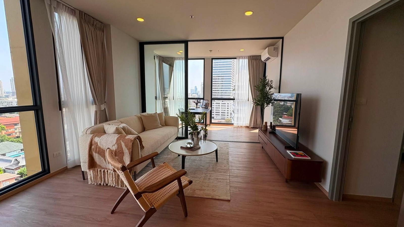คอนโดหรู ดิ อิสสระ สาทร (The Issara Sathorn) – ห้องแต่งสวยตรงปก ลักชัวรีทุกมุมมอง! – รูปที่ 2