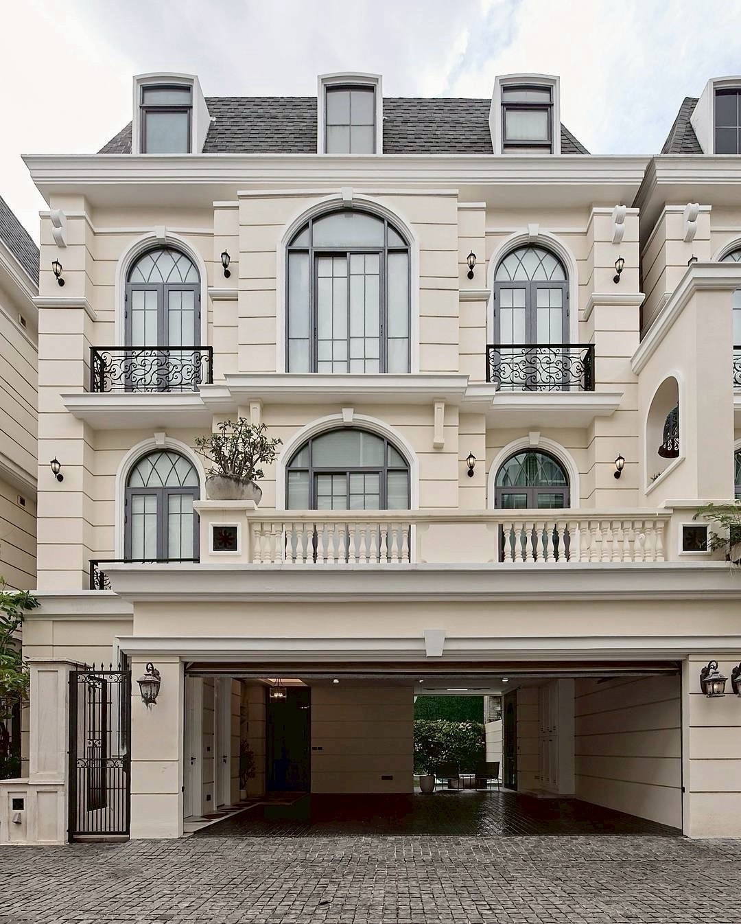 Private Luxury Pool Villa with Elevator in Ekkamai Area, newly decoration Large Usable Space Near Sukhumvit Lifestyle Zone Private Luxury Pool Villa with Elevator in Ekkamai Area, newly decoration Large Usable Space Near Sukhumvit Lifestyle Zone