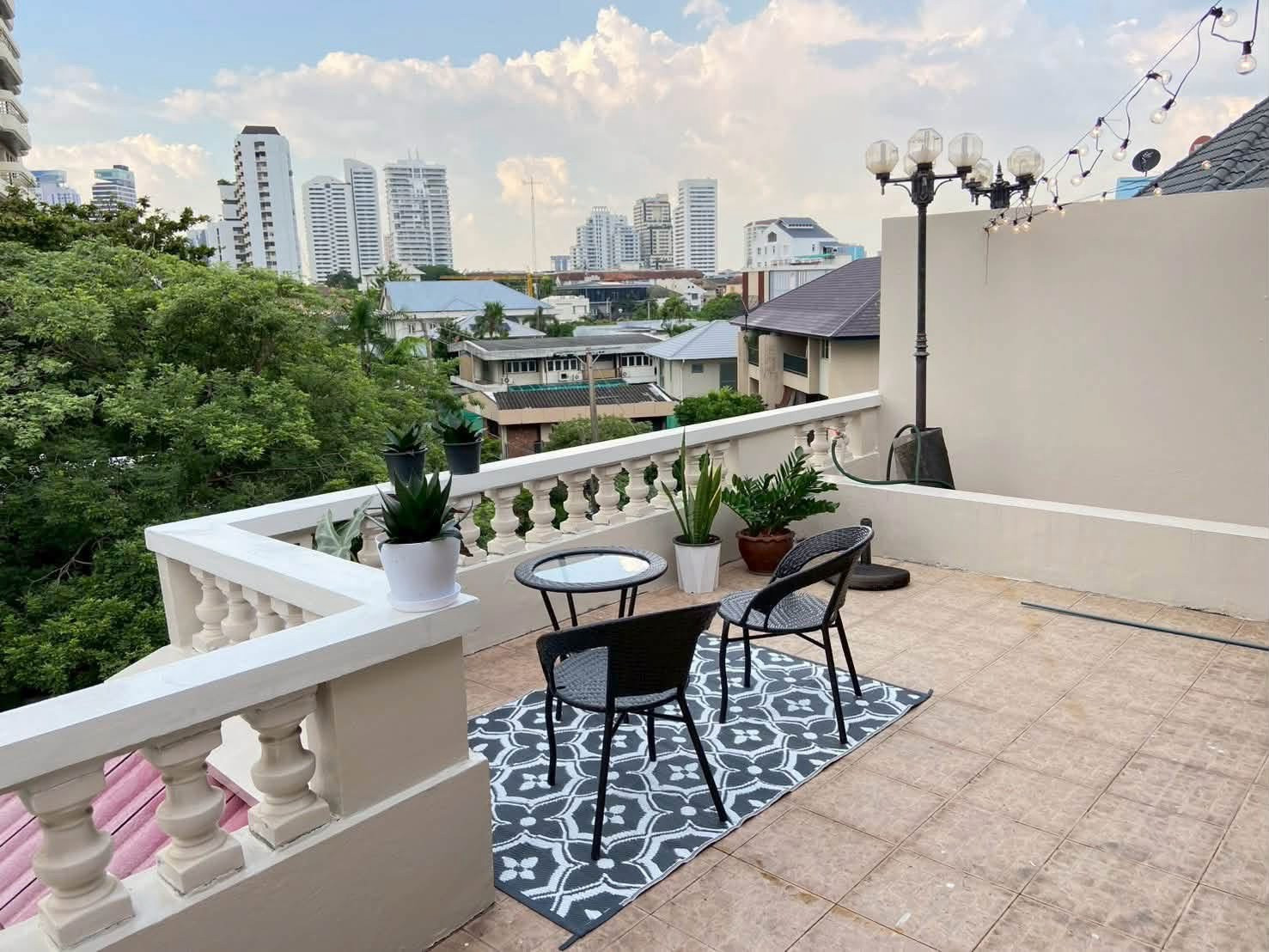 LTHC16149 - Spacious Townhouse for Rent Ekkamai Soi 4 ​​| 450 sq.m. | 4 Storeys | 6 Beds 6 Baths | Fully Furnished | 90K/month | Townhouse for rent Ekkamai Soi 4