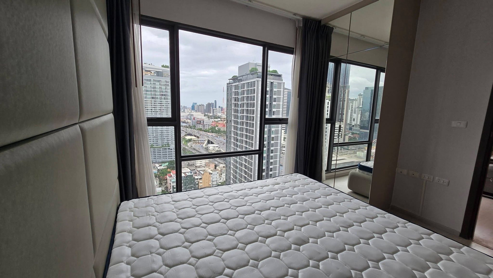 ให้เช่า Rhythm Asoke พร้อมอยู่ ใกล้ MRT พระราม9. สนใจ line @900cqqhk tel 0859114585  2 ห้องนอน 1 ห้องน้ำ  42 ตรม ชั้น 27 ห้องมุม   ตกแต่งครบ พร้อมอยู่   ใกล้ MRT พระราม9   ราคา 29,000 บาทต่อเดือน สัญญา 1 ปี   – รูปที่ 4