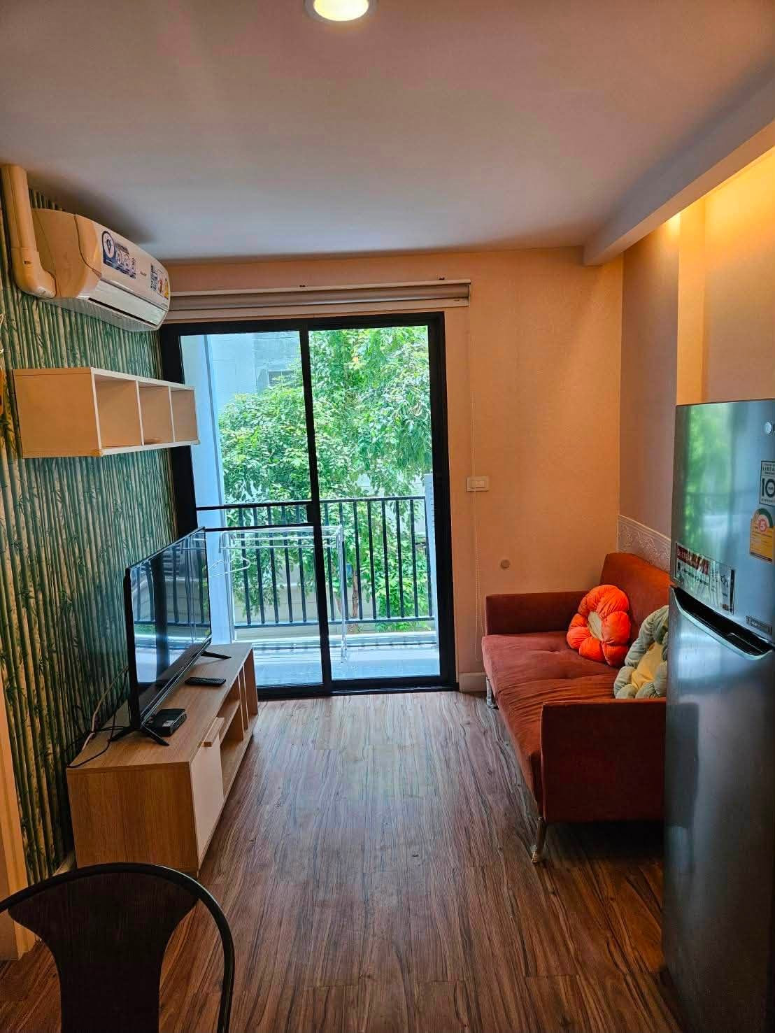 Affordable condo, fully furnished, has a washing machine, near BTS Wutthakat. Affordable condo, fully furnished, has a washing machine, near BTS Wutthakat.