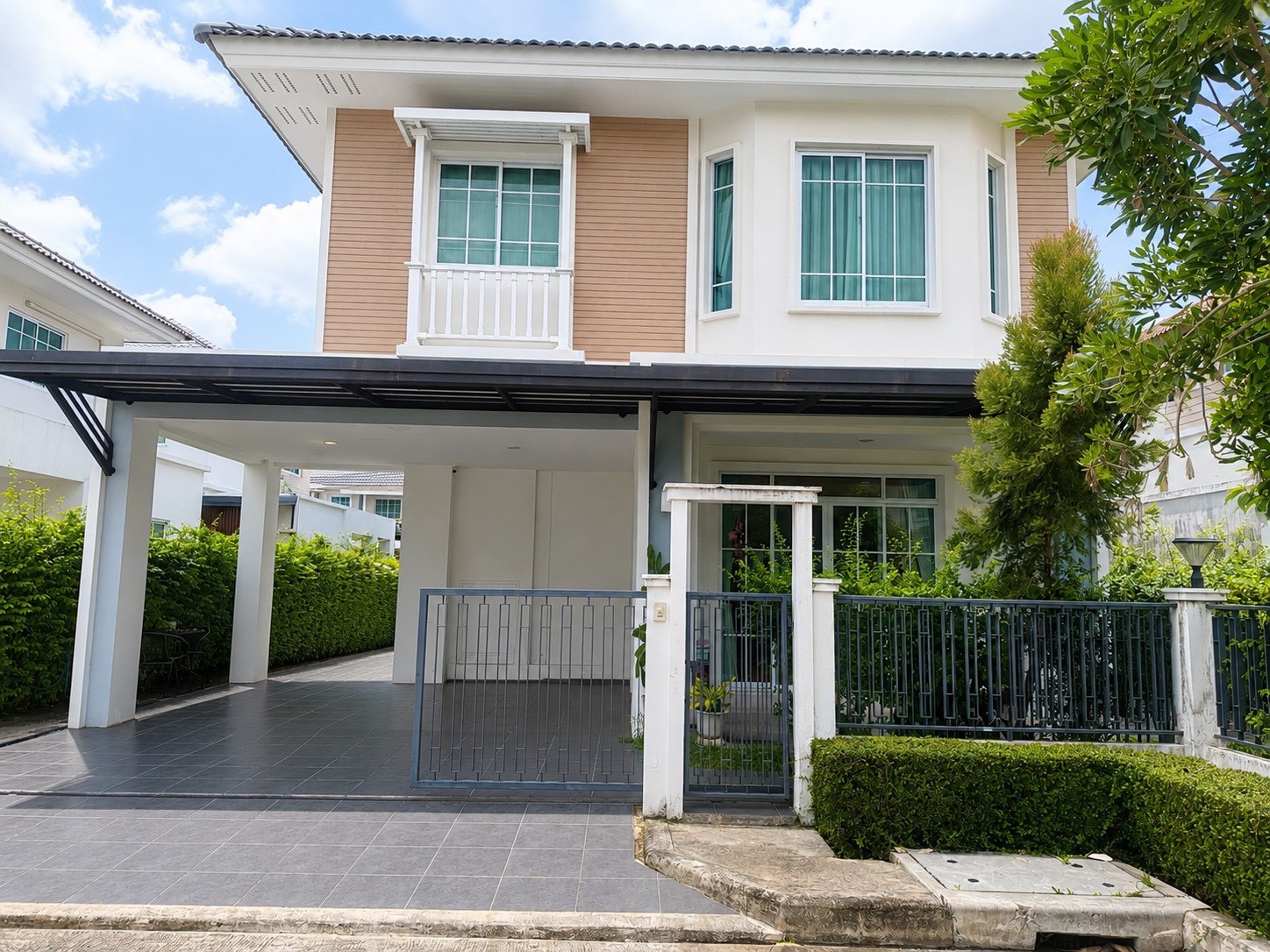 Corner detached house for sale, Watcharaphon - Ramintra location, land 51.8 sq m, good price, near Thanommit Market. Corner detached house for sale, Watcharaphon - Ramintra location, land 51.8 sq m, good price, near Thanommit Market.