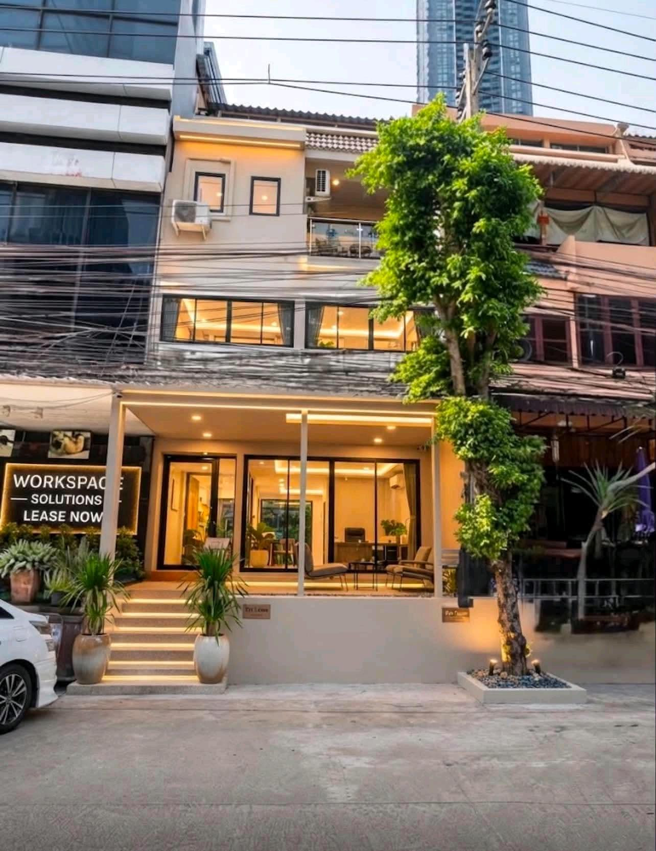 🏢 โฮมออฟฟิศ 4 ชั้น ให้เช่า ✅ พร้อมเข้าอยู่ทันที!   📍 ทำเลทอง ใจกลางพระราม 9 ติดถนนทวีมิตร พระราม 9 ซอย 7 ใกล้สี่แยกอสมท. — เดินเพียง 5 นาที ถึง MRT พระราม 9, G Tower, เซ็นทรัลพระราม 9 และฟอร์จูนทาวน์ ✨ ใกล้ทางด่วน เดินทางสะดวกสุดๆ   💡 เหมาะสำหรับ: สำนั