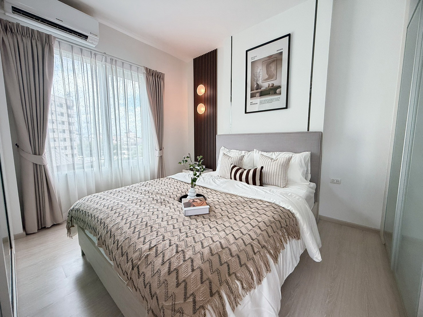  - Chapter One Eco Huai Khwang, corner room, full common area. There is a van service to MRT, fully furnished, ready to move in.