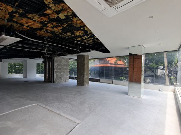 ให้เช่าพื้นที่ร้านค้า ทองหล่อ ใกล้ รพ.สมิติเวช 232.08 ตร.ม. 2 ชั้น มีที่จอดรถ