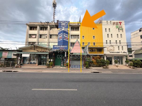 อาคารพาณิชย์ 3.5 ชั้น ถนนบางกรวย-ไทรน้อย ทำเลดี ใกล้โลตัส บางบัวทอง
