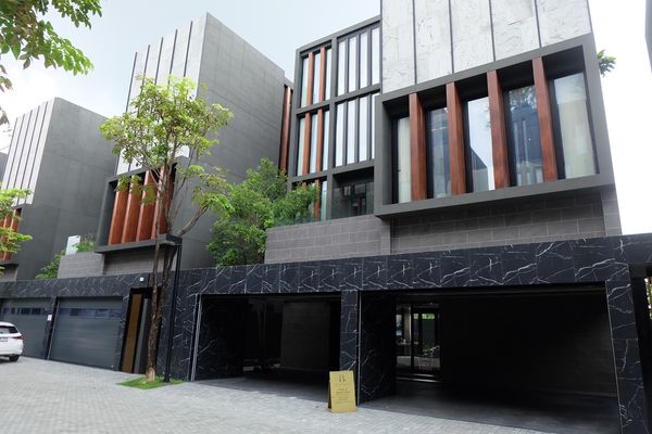 SH090026 House for sale with private elevator and a private swimming pool at Bibury Village Srinakarin near Suan Luang Rama IX Park. 