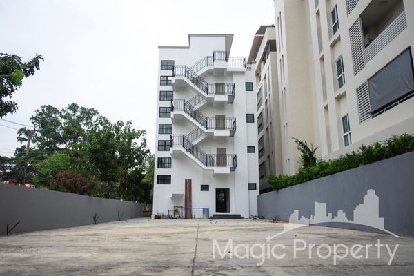 4 Floors Commercial Building For Sale in Town in Town, Phlabphla, Wang Thonglang, Bangkok