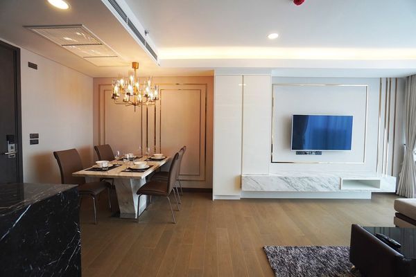 Siamese Exclusive Queen — Luxury room with Benjakiti Park view.