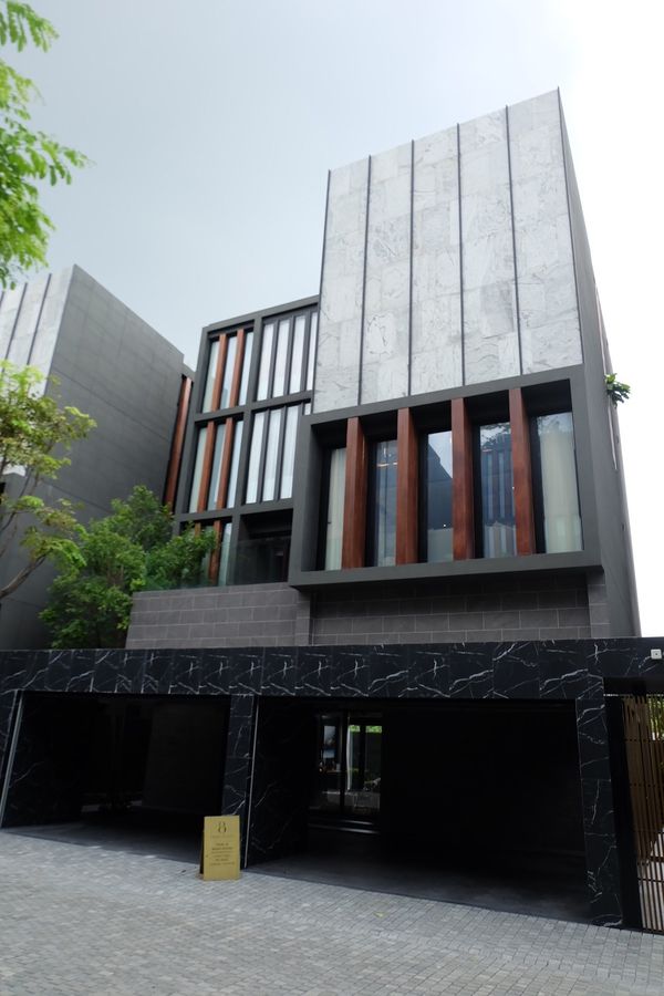 SH090126 House for sale with private elevator and a private swimming pool at Bibury Village Srinakarin near Suan Luang Rama IX Park.