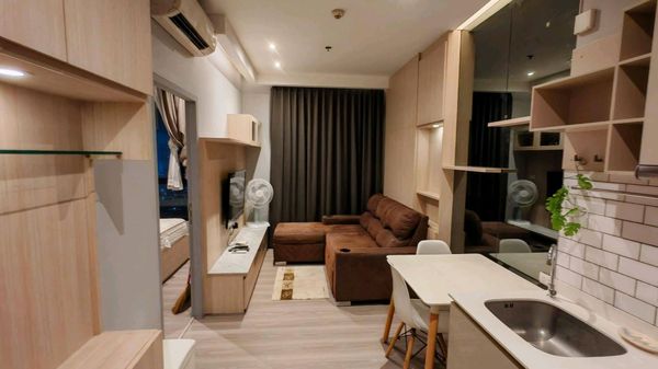 ห้องรีโนเวทใหม่ สวยอบอุ่น พร้อมอยู่! 📍 ทำเลดีบนถนนเพชรบุรี ใกล้ปากซอยทองหล่อเพียง 500 เมตรห้องวิวสระ บรรยากาศเงียบสงบ เป็นส่วนตัว เหมาะสำหรับพักอาศัยใจกลางเมือง