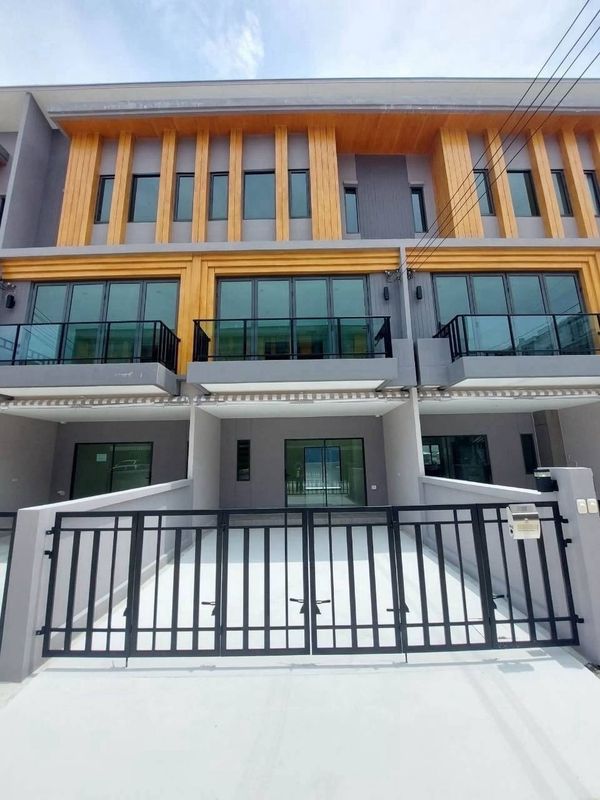 ให้เช่า Townhome ไอเจ้นท์พระราม 9 🚇🚝🌈  連棟別墅出租，Eigen Rama 9。  