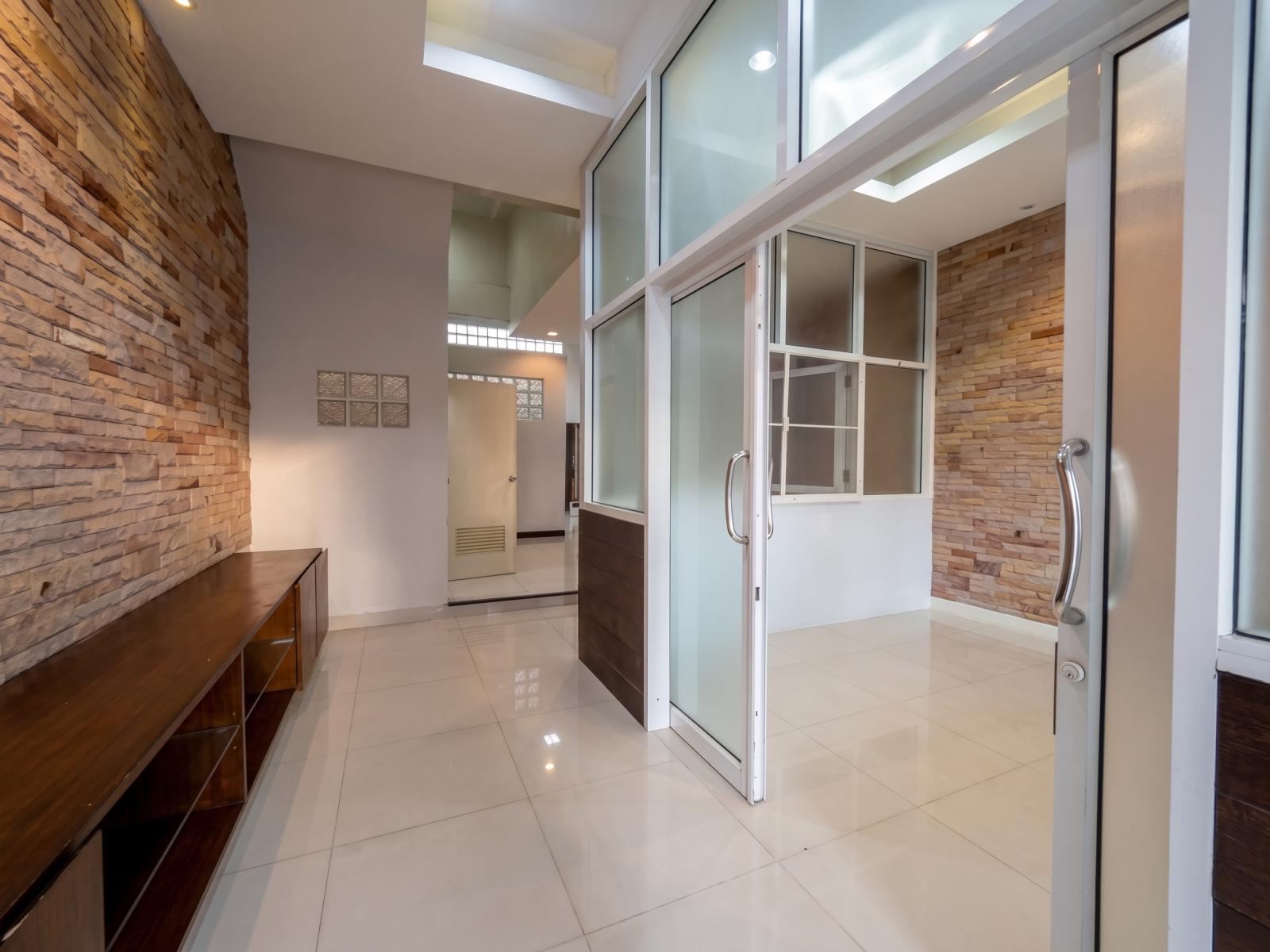 For Rent: Commercial Building 250 sqm, 4 Bedrooms, Live-and-Work Layout 🏢