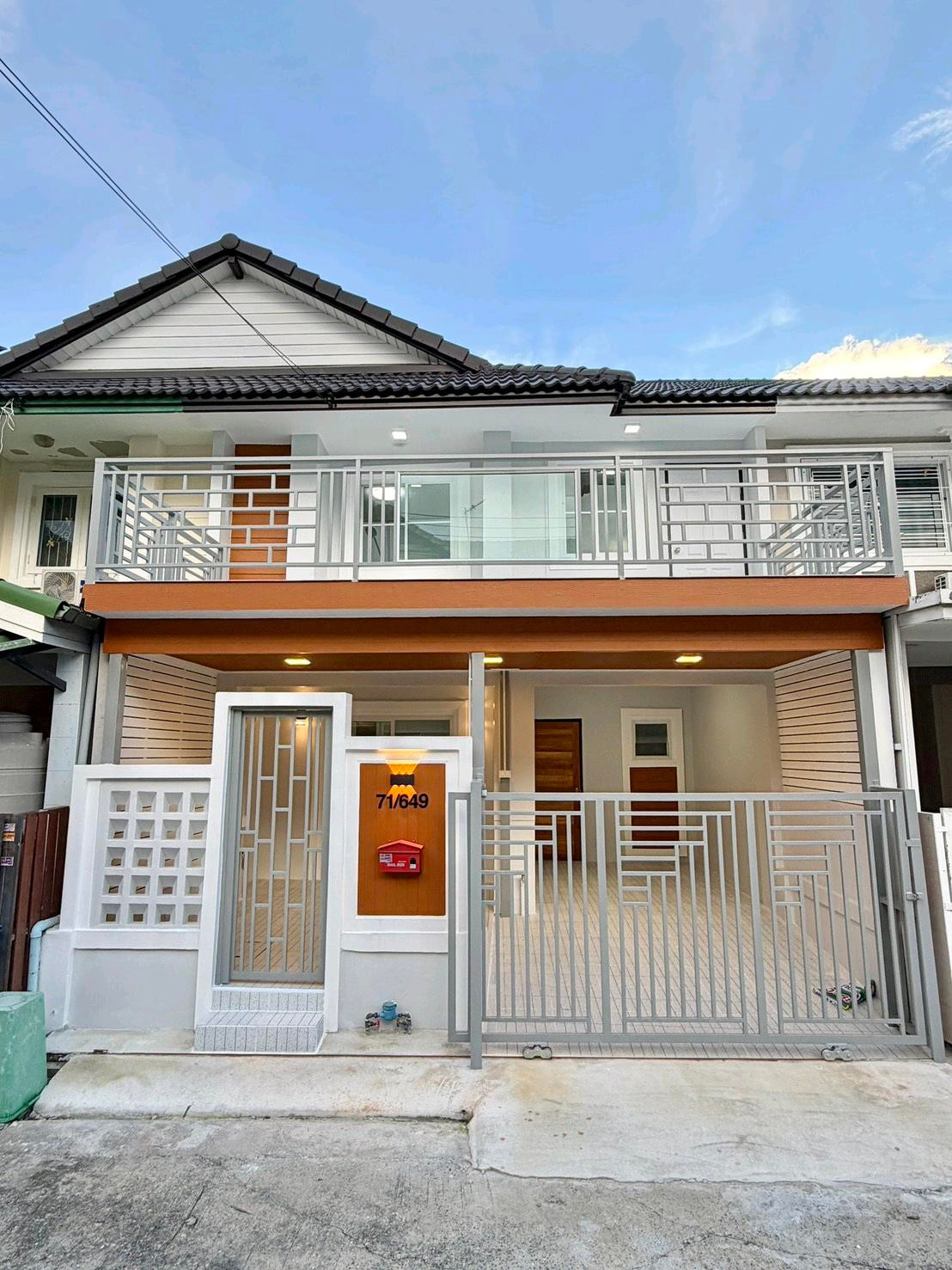 2-story townhouse, Pruksa Village 18/1 Kaeo In, Bang Yai- Kanchanaburi, Motorway M 81, Central Westgate. Purple Line, Bang Yai Market