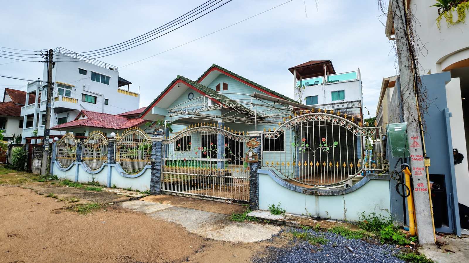 บ้านเดี่ยว 80 ตร.ว. เหมาะทำพูลวิลล่า พิกัดซ.ไสยวน ต.ราไวย์ ภูเก็ต 3ห้องนอน2ห้องน้ำ ที่จอด 3 คัน ต่งแล้วราคาตลาด 12.9 M (ขายตามสภาพเพียง 6.5 M ) บ้านเดี่ยว 80 ตร.ว. เหมาะทำพูลวิลล่า พิกัดซ.ไสยวน ต.ราไวย์ ภูเก็ต 3ห้องนอน2ห้องน้ำ ที่จอด 3 คัน ต่งแล้วราคาตลาด 12.9 M (ขายตามสภาพเพียง 6.5 M )