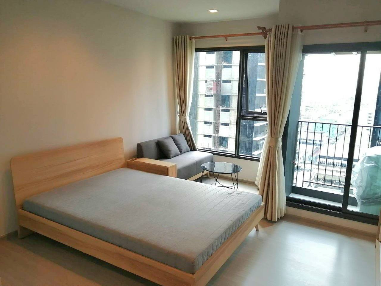 PFD-09128 Condo for rent Life Asoke Hype : A cozy studio with a bright, airy feel.