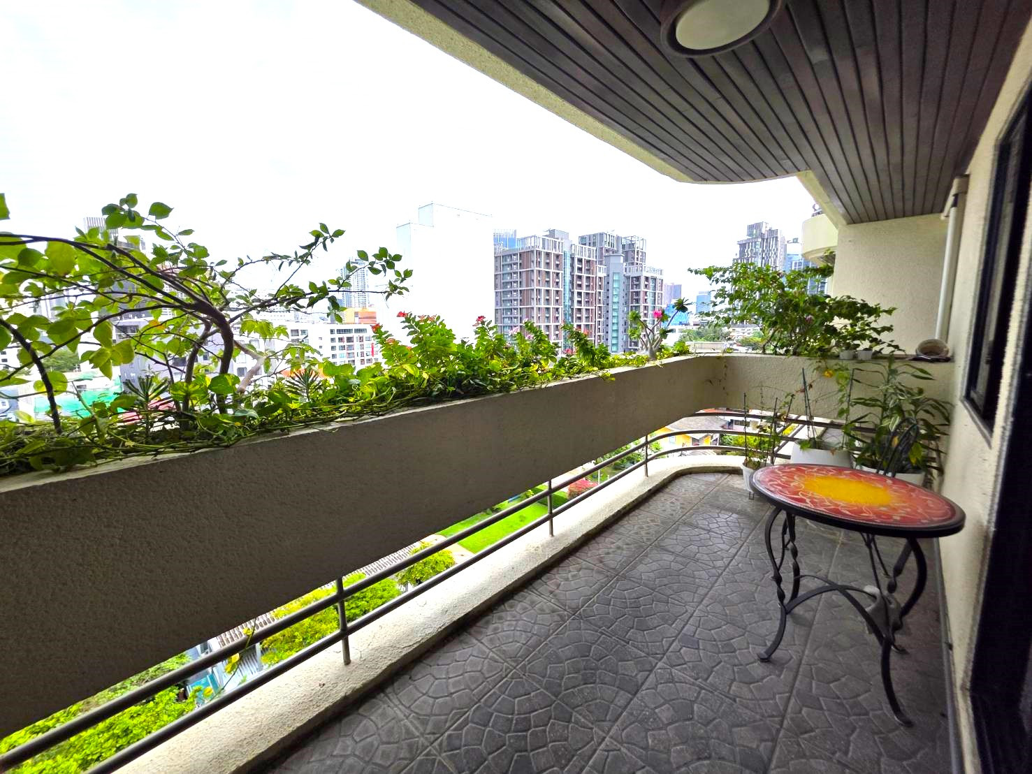 🏡 Spacious 3-Bedroom Residence for rent  in a Low-Rise Building - Ekkamai