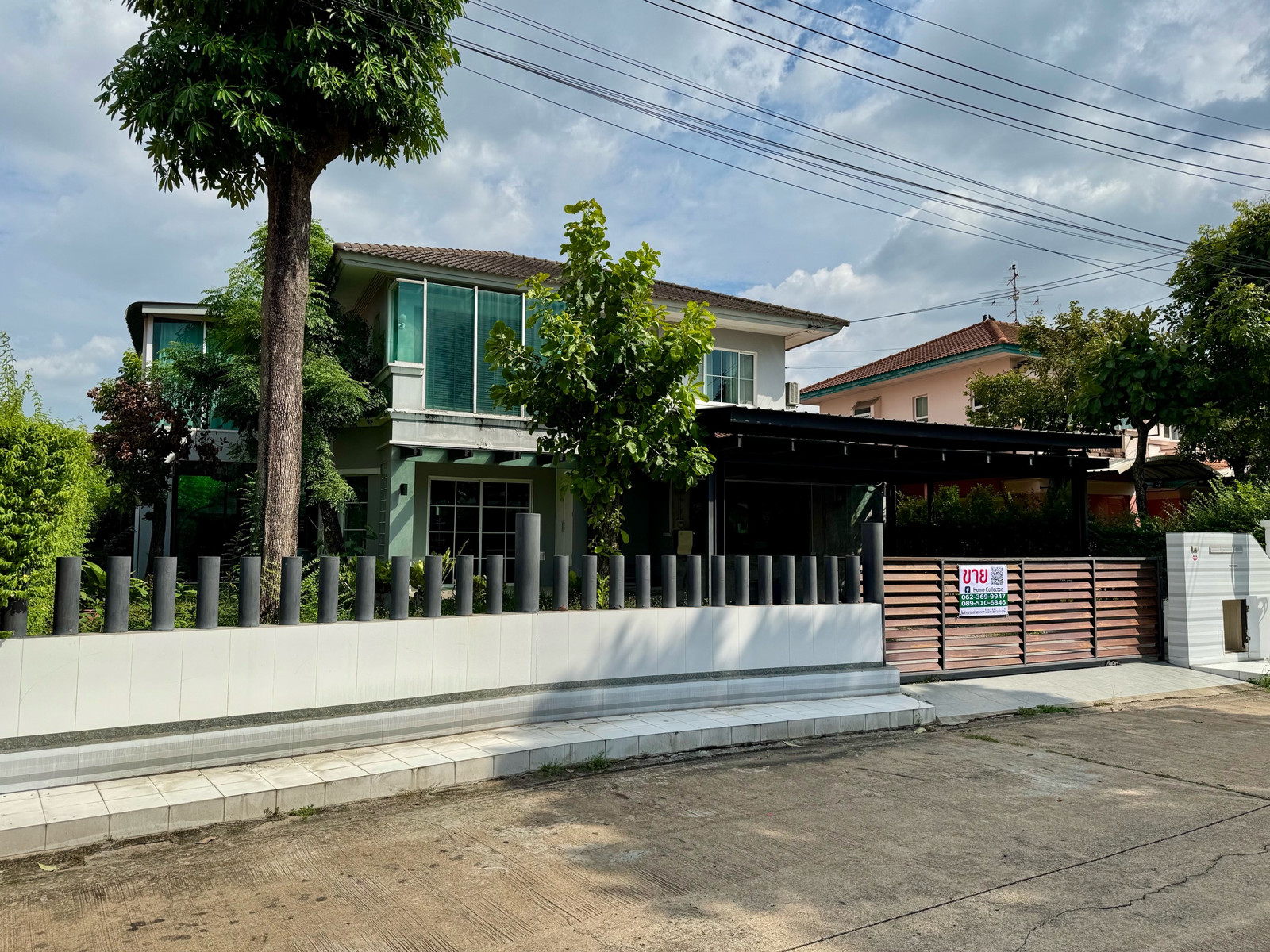 Single house for sale Parichat Village 345, area 82 sq m, 3 bedrooms, 3 bathrooms, beautifully decorated, ready to move in, wide front, parking for 3 cars, with EV Charger, convenient travel, next to the main road 345, near Ratchaphruek Road.